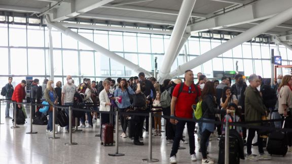 Indians among largest group to leave UK amid migration drop