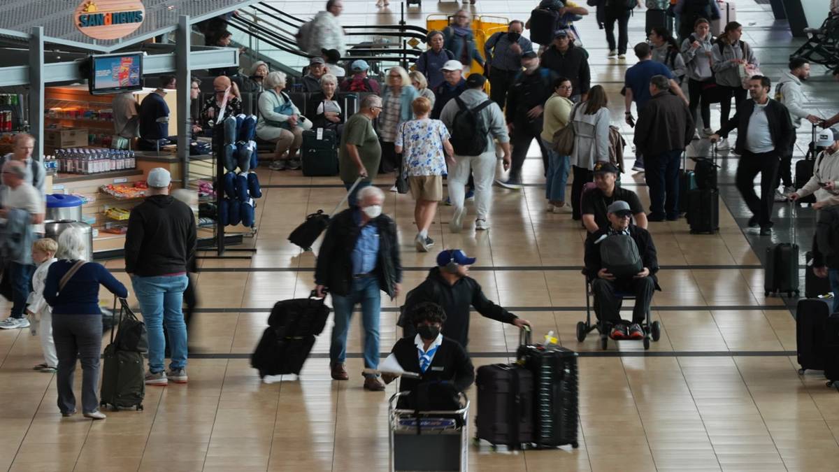 Over 1,000 US flights grounded again as FAA cuts traffic amid government shutdown