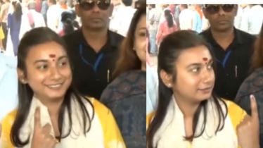 LJP (RV) MP Shambhavi Chaudhary seen with ink marks on both fingers. (Image: X)