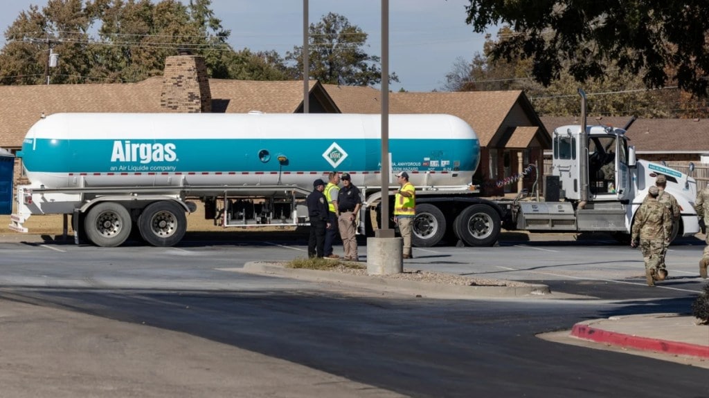 Crews begin checking the Airgas tanker on Thursday, Nov. 13, 2025 that leaked in the parking lot of the Holiday Inn Express in Weatherford, Okla. the previous night and caused mandatory evacuation. (Image source: AP)