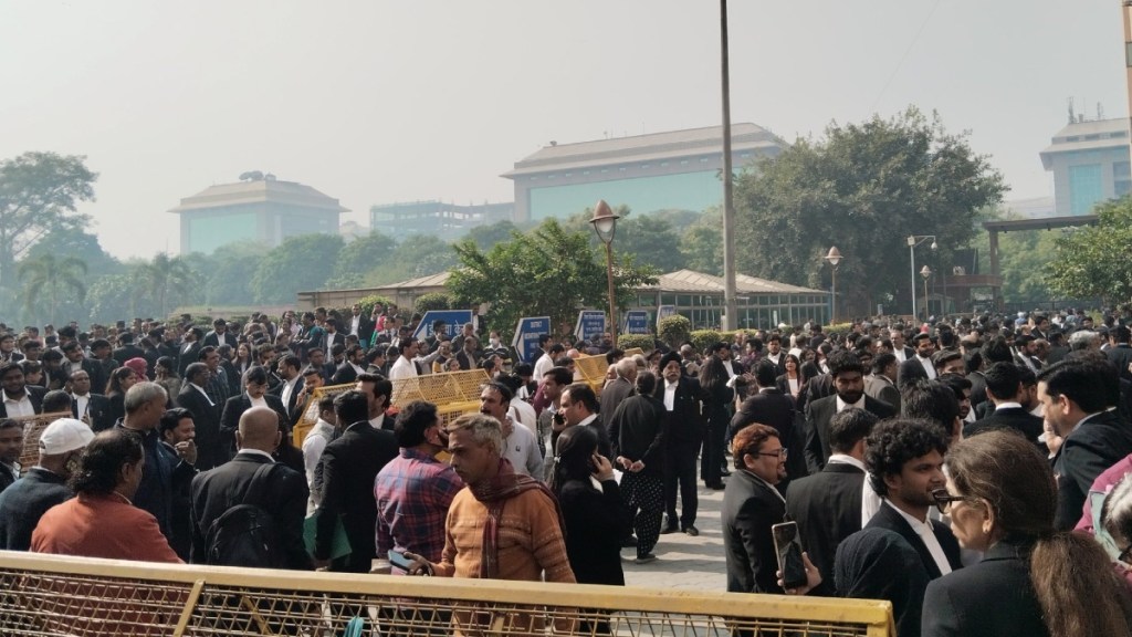 Multiple bomb threats on Delhi - Saket court halts proceedings for two hours Multiple bomb threats on Delhi - Saket court halts proceedings for two hours