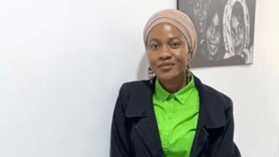 A Qatar Airways passenger claimed that the officials at Heathrow Airport repeatedly asked for the UAE visa to let her board the flight to Dubai, even though she explained that one was not required for a short layover.