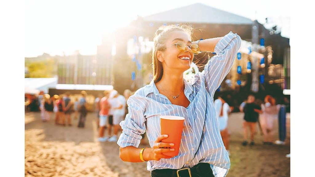 How Solo Dining, Travel, and Entertainment are Redefining Luxury and Leisure in India / istocks