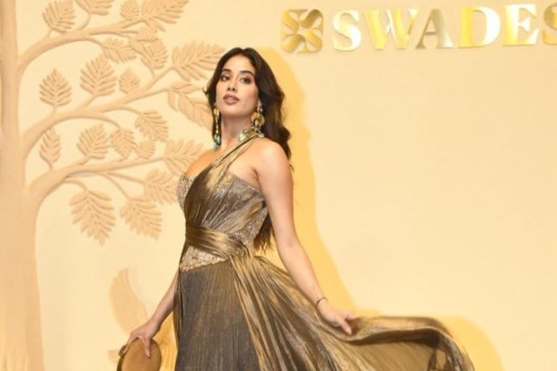 Jahnvi Kapoor stole the spotlight with her tissue contemporary saree, giving a modern twist to Indian culture. (Image: X)