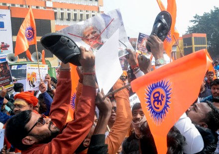 Members of Bangiya Hindu Jagaran take part in a rally to Bangladesh Deputy High Commission to protest against the killing of Dipu Chandra Das in Kolkata (Photo: ANI)