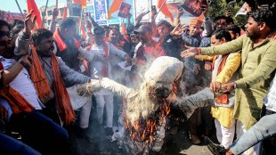 Bajrang Dal and Vishwa Hindu Parishad activists burn an effigy during a protest against the mob lynching of Dipu Chandra Das and the ongoing atrocities against Hindus in Bangladesh (ANI Photo)
