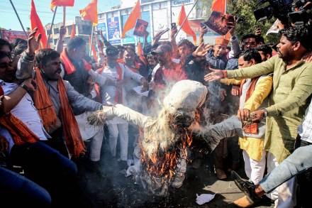 Bajrang Dal and Vishwa Hindu Parishad activists burn an effigy during a protest against the mob lynching of Dipu Chandra Das and the ongoing atrocities against Hindus in Bangladesh (ANI Photo)