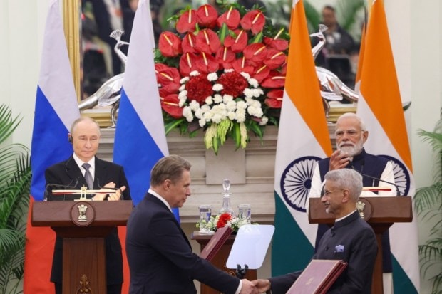 PM Modi and Putin dicussed global issues significant attention was given to trade pact and counter terrorism. (Image Source: @Narendramodi)