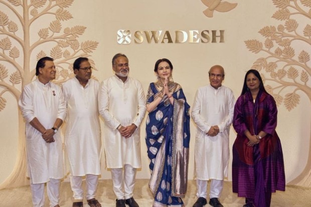 Nita Ambani was joined by National Award–winning artisans Padma Shri Biren Basak, Shri V. Panneerselvam, Shri Shammi Bannu Sharma, and Ms. Gunjan Jain. They are the epitome of craft when it comes to Tangail and Jamdani weaves, Tanjore paintings, miniature paintings, and textile art. (Image: X)