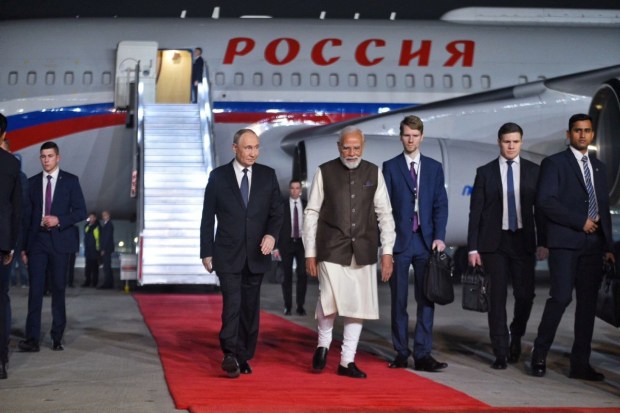 PM Modi and Vladimir Putin walks on red carpet towards the cavalcade. (Image Source: @Narendramodi)