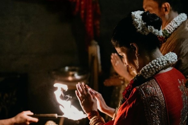 A clearer look into the couple's traditional Hindu marriage ceremony. Both husband and wife were deeply focused on the priest's words and were gracefully bent down in supplication. (Image source: Samantha Ruth Prabhu/Instagram)