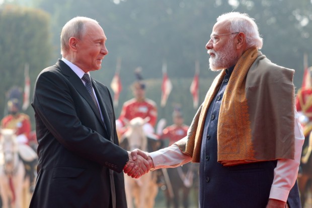 PM Modi greets as Putin receives Guard of honour at Rashtrapati bhavan. (Image Source: @Narendramodi)