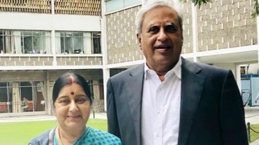 Swaraj Kaushal (R) and Sushma Swaraj (L)