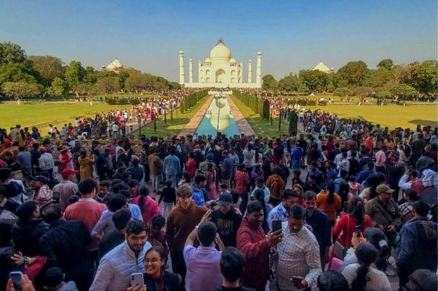 Tourists visiting in large numbers at the Taj Mahal on the occasion of Christmas in Agra, Uttar Pradesh. (Photo source: PTI)