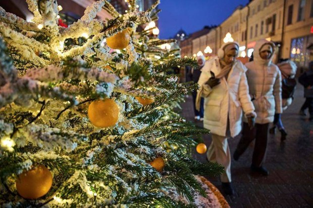 Pedestrians are seen passing by Christmas&nbsp;trees in Moscow. (Photo source: AP)