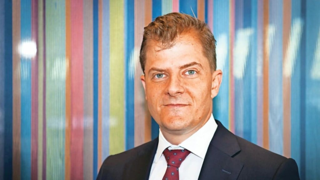 He added that the terminal design of the new airport includes a mixed-rotation gate system, allowing aircraft arriving from domestic destinations to depart internationally from the same gate and vice versa. He added that the terminal design of the new airport includes a mixed-rotation gate system, allowing aircraft arriving from domestic destinations to depart internationally from the same gate and vice versa.