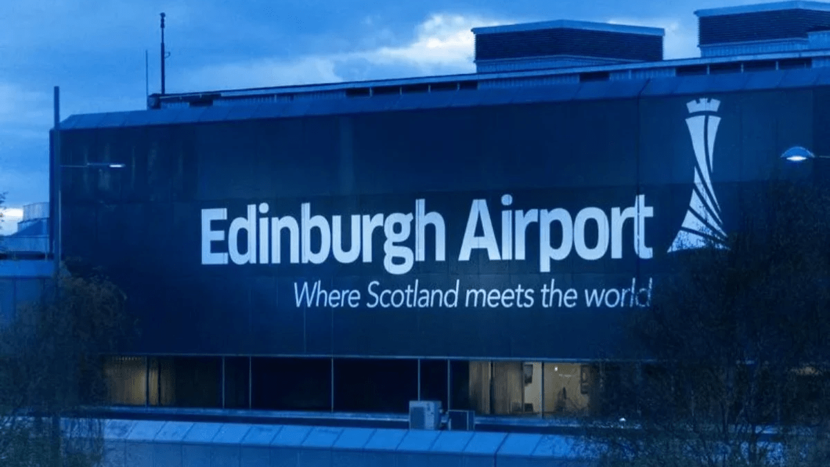 Edinburgh Airport resumes flights after major shutdown Edinburgh Airport resumes flights after major shutdown