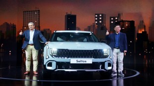 L-R, Atul Sood, Sr Vice President, Sales and Marketing, Kia India, Sunhack Park, Chief Sales Officer, Kia India