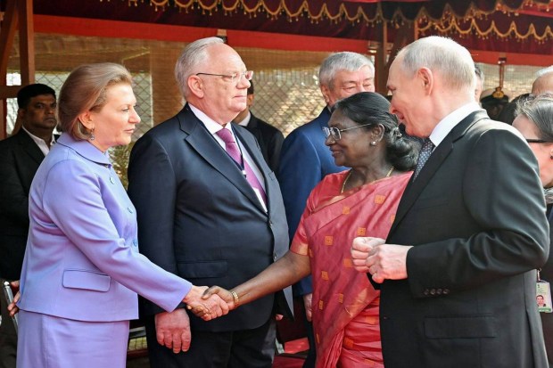 Delegations meet to finalise agreements, including strategic logistics and labour mobility. (Photo source: X@rashtrapatibhvn)