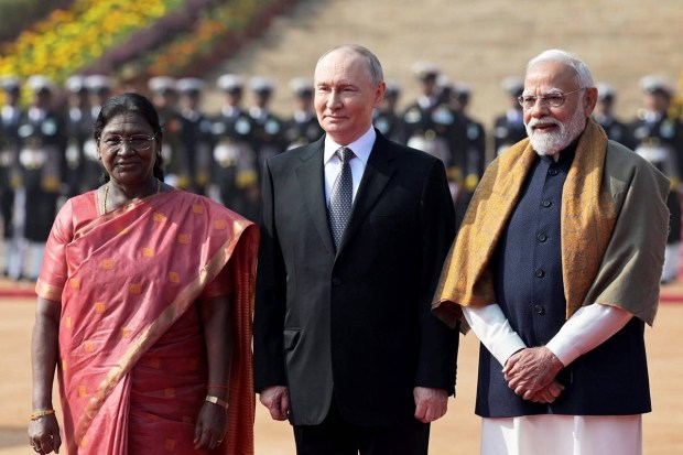 Russian President Vladimir Putin, center, poses for a photograph with Indian Prime Minister Narendra Modi, right, and Indian President Droupadi Murmu. (Photo source: AP)