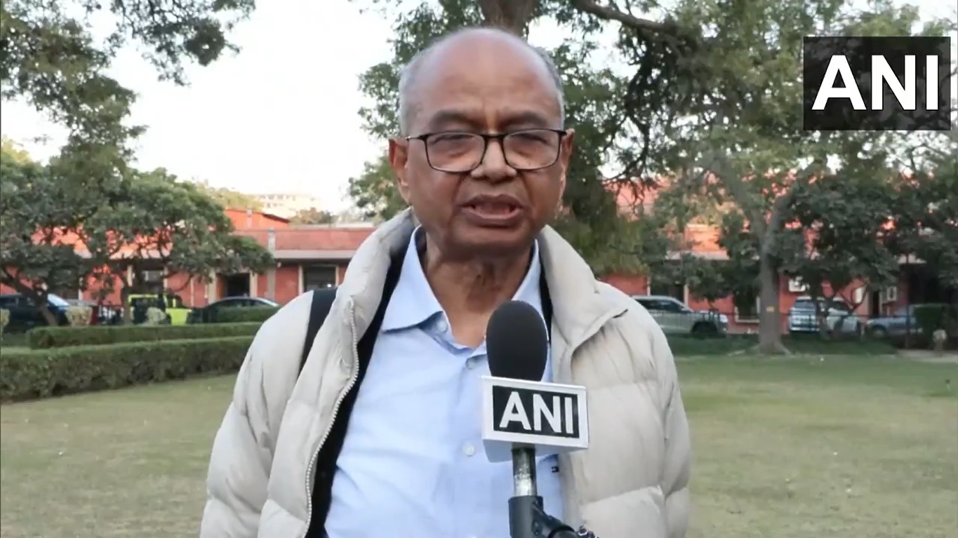 Advocate who hurled shoe at ex CJI BR Gavai attacked with slippers in Delhi court (ANI video screengrab)