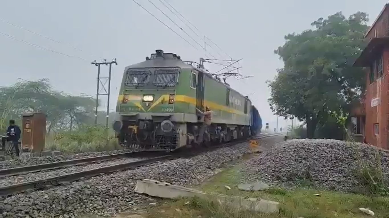 Freight train stops at crossing in Uttar Pradesh as driver walks off to 'buy cigarettes', probe launched as video goes viral (X video screengrab)