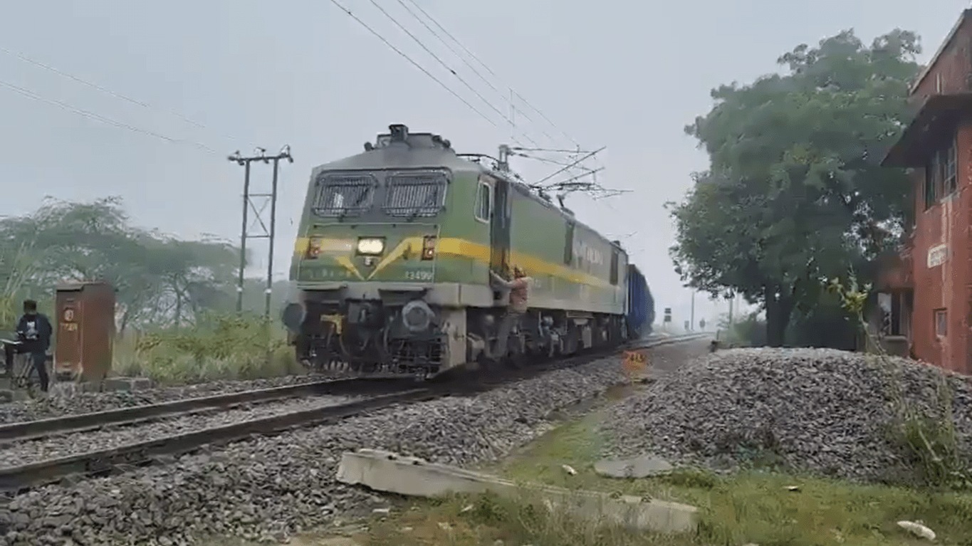 Freight train stops at crossing in Uttar Pradesh as driver walks off to 'buy cigarettes', probe launched as video goes viral (X video screengrab)