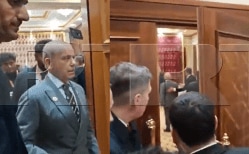 Pak PM Sharif gatecrashes Putin-Erdogan meeting after 40 min wait for Russian President | Videos