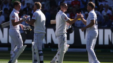 England's Jamie Smith, left, Ben Stokes, second left, Harry Brook and Joe Root, right, shake hands after defeating Australia on Day 2 of their Ashes cricket test match in Melbourne, Saturday, Dec. 27, 2025. (AP Photo/Hamish Blair)