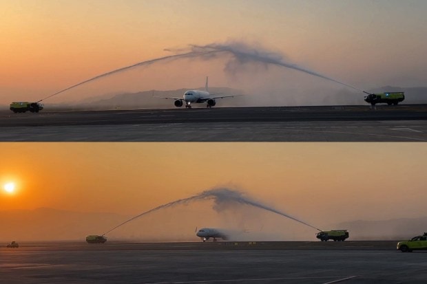 The Navi Mumbai International Airport began commercial flight operations on Thursday, marking a major milestone for India’s civil aviation sector and significantly boosting air travel capacity in the Mumbai Metropolitan Region. The first arrival was IndiGo flight 6E460 from Bengaluru, which touched down at 8 am and was greeted with a traditional water cannon salute as it taxied on the runway. Ahead of the historic landing, IndiGo staff marked the occasion by cutting a cake and performing coconut-breaking rituals, in keeping with customary auspicious practices. A passenger told ANI, 