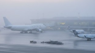 IndiGo, SpiceJet issue travel advisories as poor visibility due to fog disrupts flights across several airports today