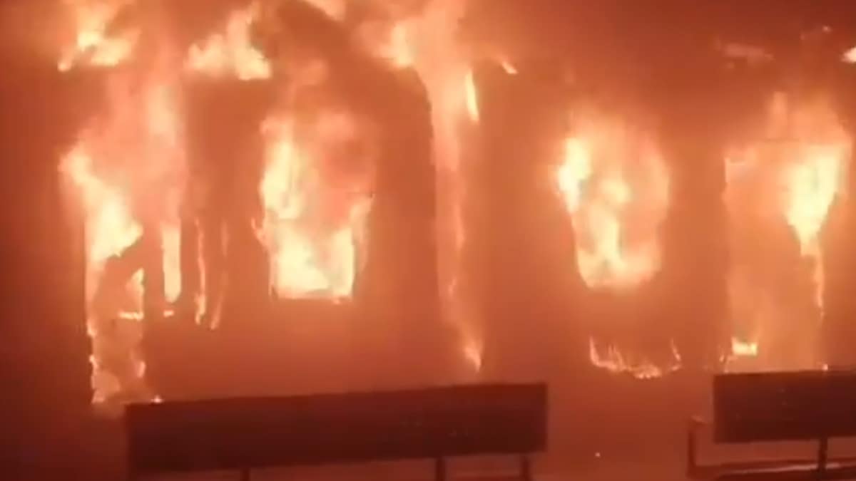 One killed after fire breaks out in Tata Nagar-Ernakulam Express in Andhra Pradesh