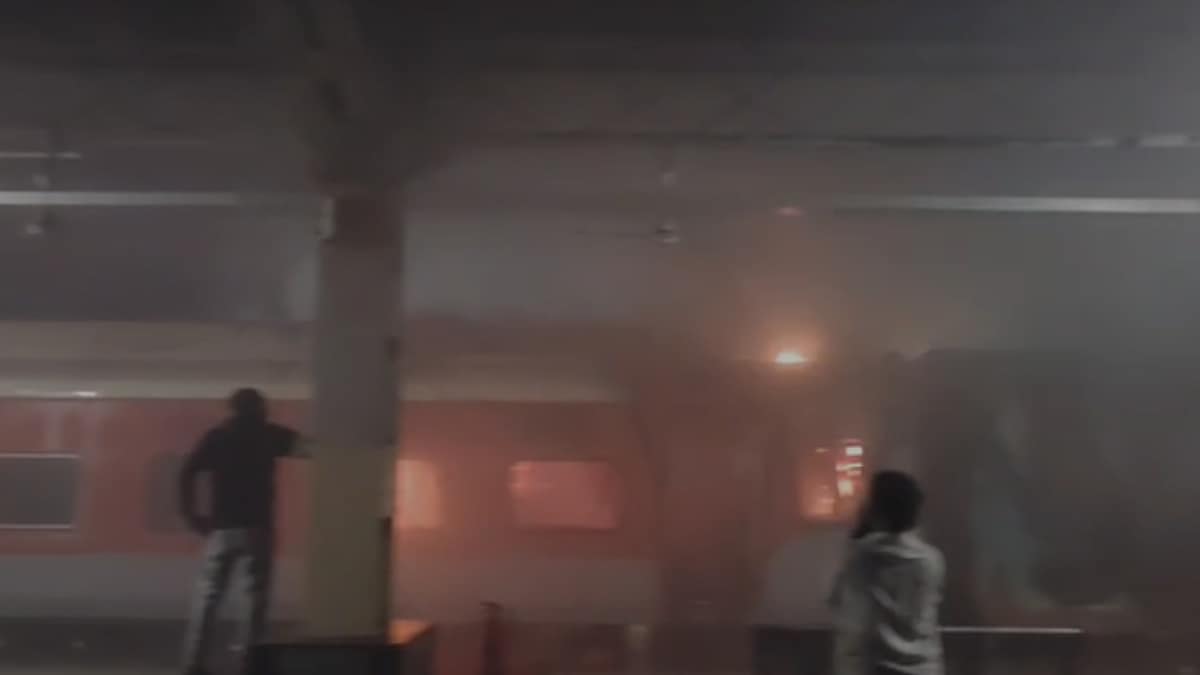 Andhra Pradesh: One killed after two coaches catch fire in Tatanagar-Ernakulam Express