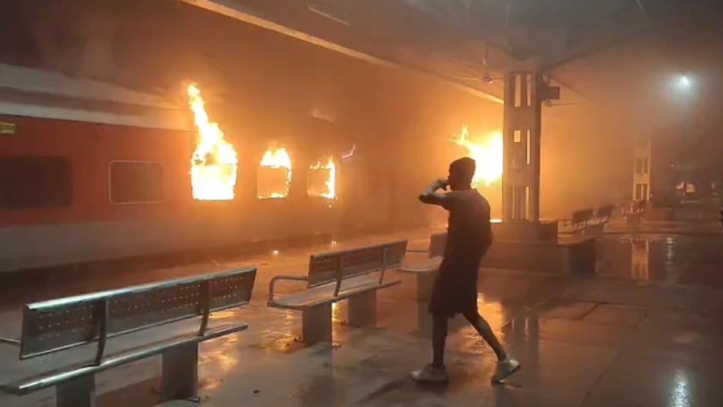 One killed after fire breaks out in Tata Nagar-Ernakulam Express in Andhra Pradesh One killed after fire breaks out in Tata Nagar-Ernakulam Express in Andhra Pradesh