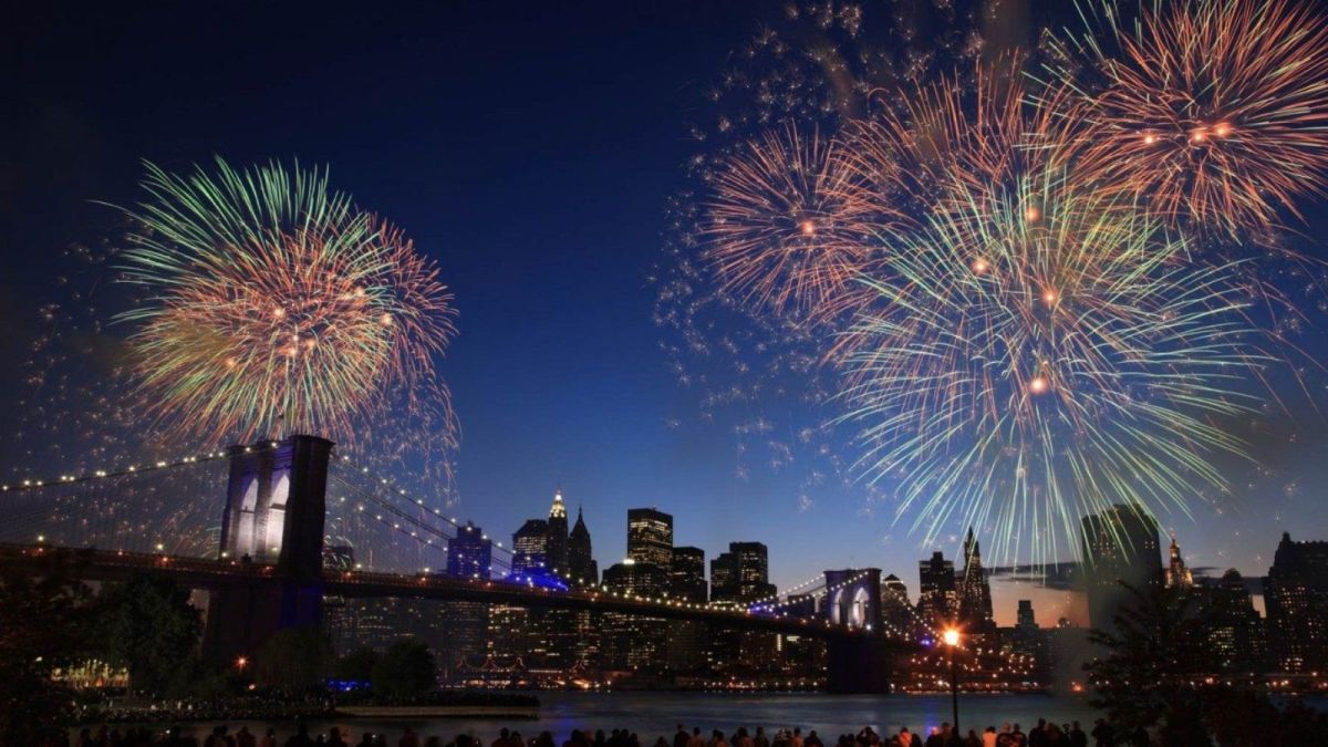 NYC’s Best Spots for Fireworks, Cruises, and Rooftop Views This New Year NYC’s Best Spots for Fireworks, Cruises, and Rooftop Views This New Year