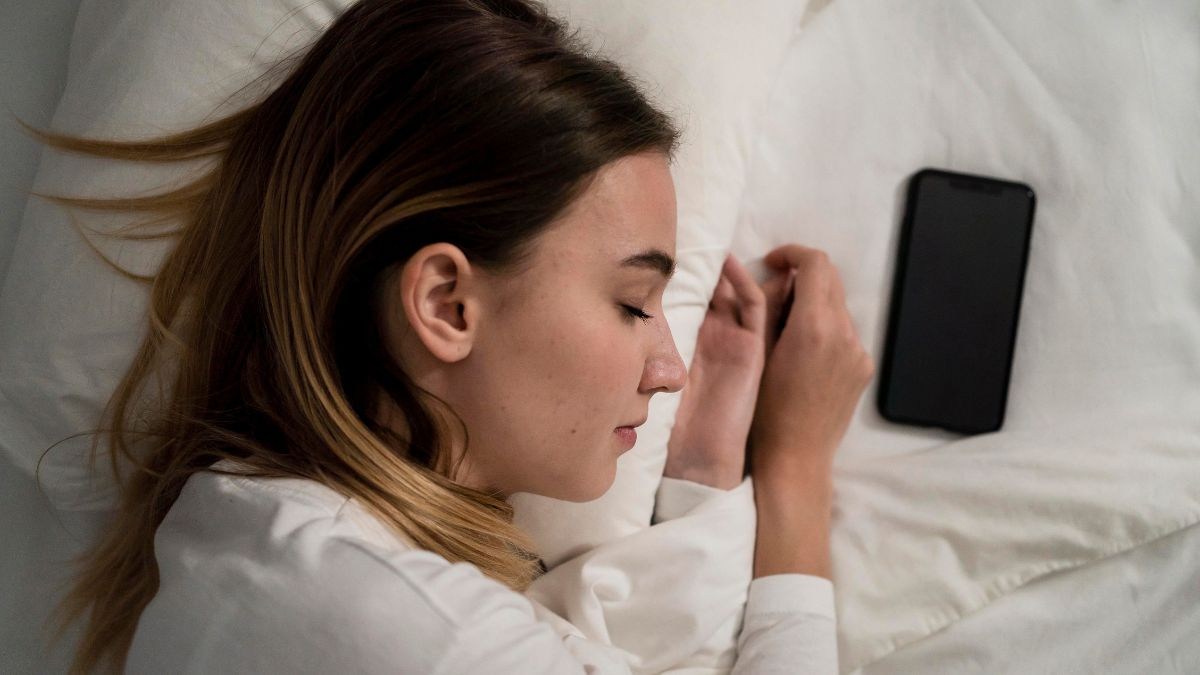 Neurologist Warns: Phones Near Head May Disrupt Sleep