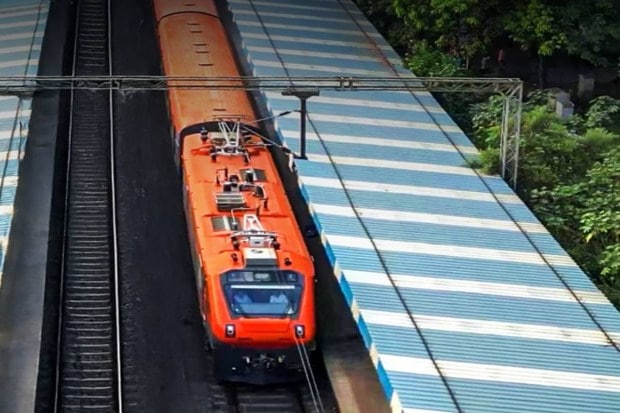 6. Alipurduar-Mumbai (Panvel) Amrit Bharat Express: This weekly east-west service interlinks Alipurduar with Panvel, connecting North Bengal’s border belt to the Mumbai region. This train passes through Bihar, Uttar Pradesh, West Bengal, Maharashtra, and Madhya Pradesh. The train departs from Alipurduar early in the morning and reaches Panvel by Saturday evening. Return trip begins from Panvel on Monday and reaches Alipurduar by Wednesday. This train has proximity to well known-places like Darjeeling, Chitakoot Dham, Triveni Sangama and Trimbakeshwar Jyotirlinga. (Photo source: Instagram/@Ashwini Vaishnaw)