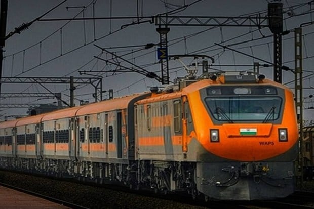 9. Kolkata (Sealdah)-Banaras Amrit Bharat Express: A daily train service interlinking Sealdah with Banaras (Varanasi). This train enhances direct access to one of India’s biggest spiritual and cultural centres. In this rail network, the train crosses through key pilgrimage sites like Sarnath, Baidyanath Dham Jyotirlinga, Kashi Vishwanath Temple, and Takht Sri Patna Sahib. The train departs from Sealadh at 7:30 pm and reaches Banaras at 7:20 am on the next day. On the return trip, the train leaves from Banaras at 10:10 am and reaches Sealdah at 9:55 am the next day. (Photo source: Instagram/@Ashwini Vaishnaw)