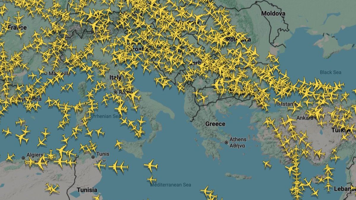 Data from FlightRadar24 showed that the airspace over Greece had been almost completely emptied after Greece’s civil aviation authority’s communication to other international airports.