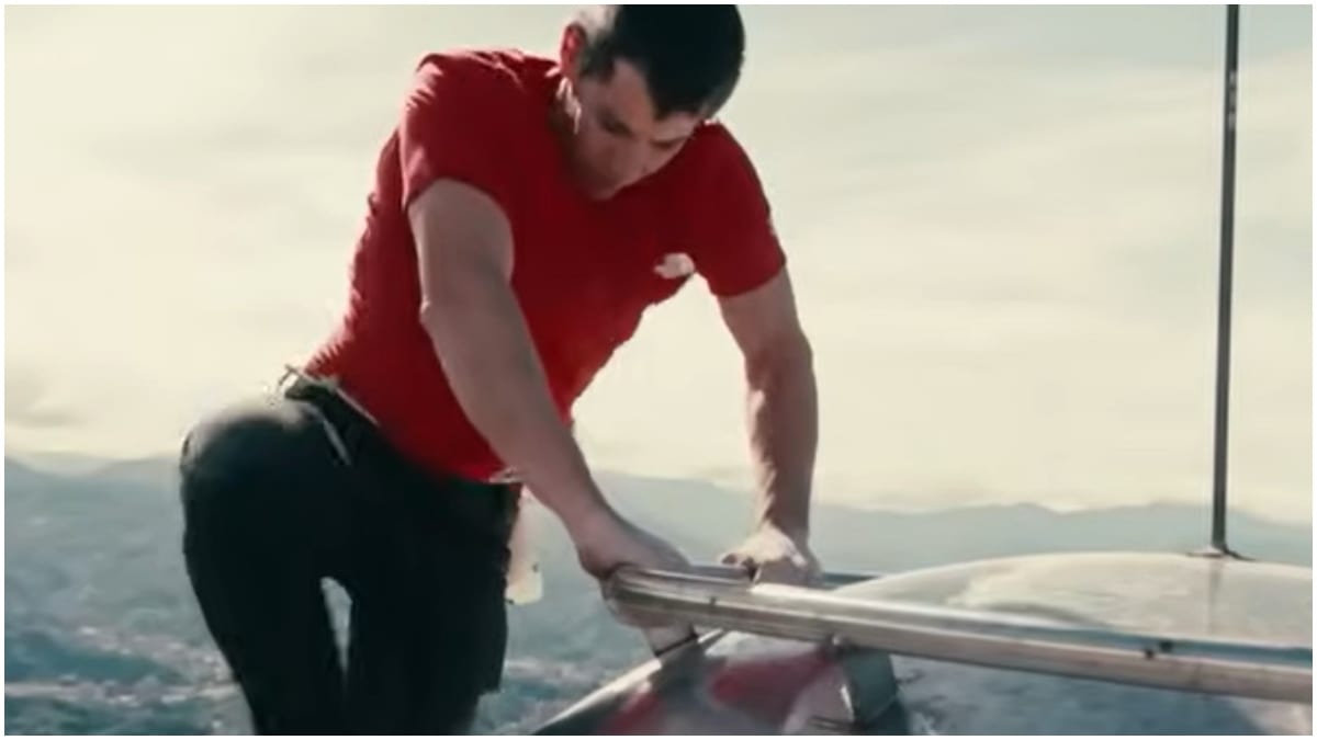 Crowds gathered around the base of Taipei 101 and nearby viewing areas as the climber steadily made his way upward.
Crowds gathered around the base of Taipei 101 and nearby viewing areas as the climber steadily made his way upward.