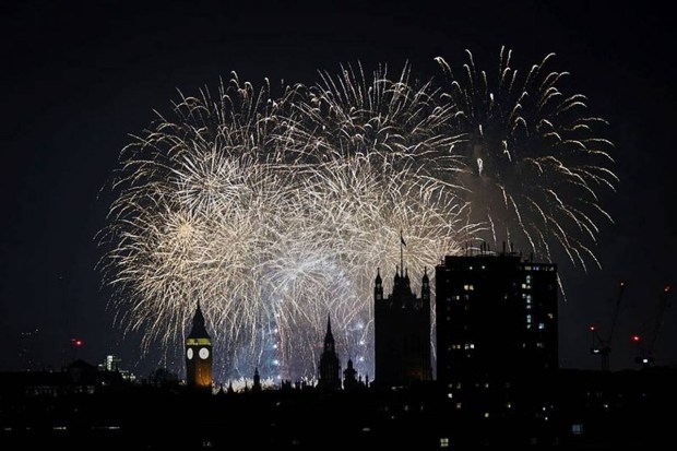  Crowds line the riverside and bridges in central London as fireworks reflect off the Thames. (Photo source: AP)