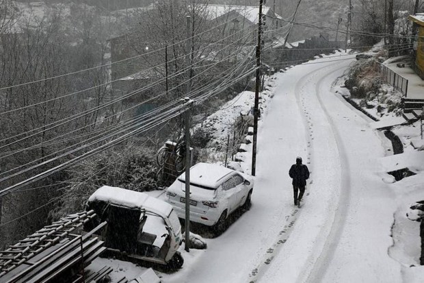 Patnitop, Nathatop, Batore, and Sanasar also received fresh snow, cheering tourism-related livelihoods. (Photo source: PTI)
