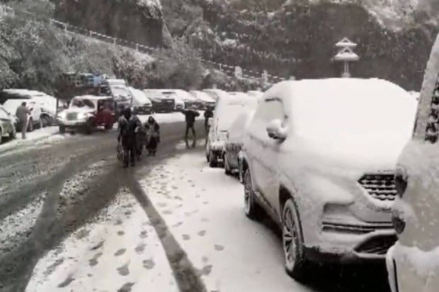 Jammu-Srinagar NH-44 remains closed because of snowfall near the Banihal-Qazigund stretch. (Photo source: ANI)
