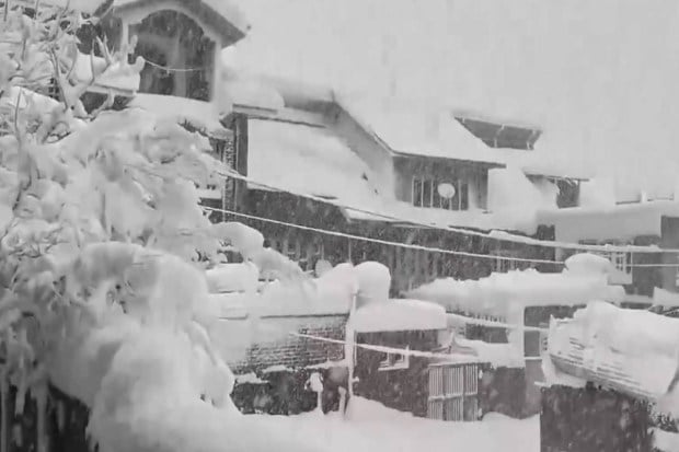 Srinagar city witnesses the season’s first snowfall, with roads and rooftops covered in white. (Photo source: ANI)