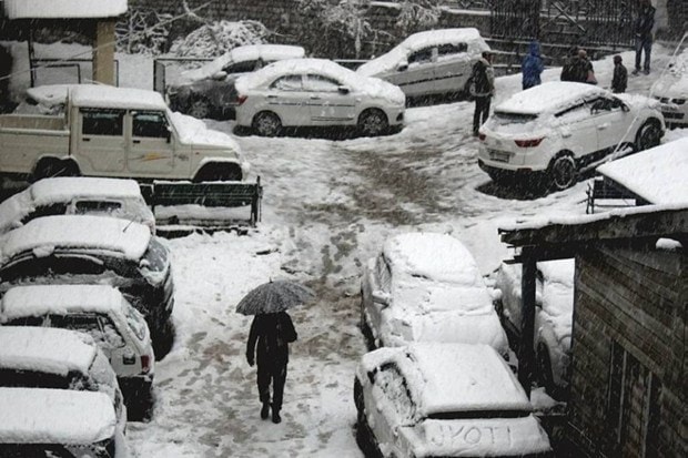People brave heavy snowfall at Manali, in Kullu district, Himachal Pradesh, Friday, Jan. 23, 2026. (Photo source: PTI)