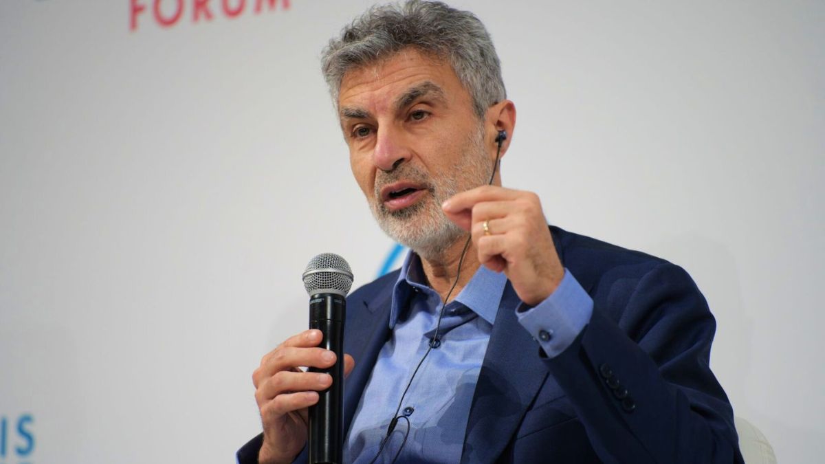 AI Godfather Yoshua Bengio warns against giving rights to AI, says humans could lose control AI Godfather Yoshua Bengio warns against giving rights to AI, says humans could lose control