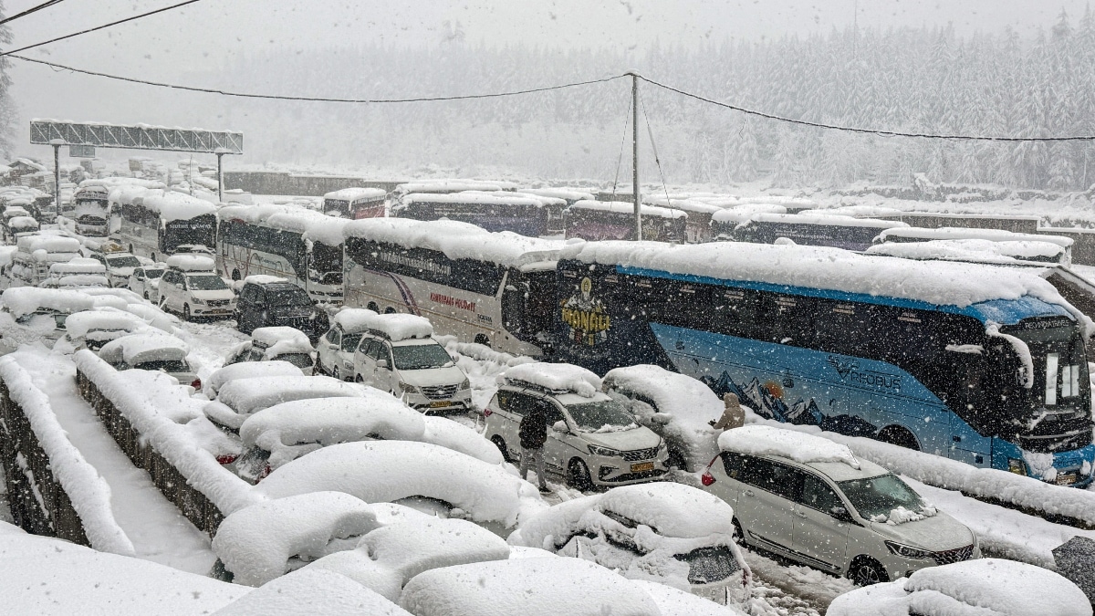 Himachal travel alert: Heavy snowfall shuts over 600 roads; tourists spend night in cars near Manali