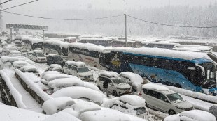 Himachal travel alert: Heavy snowfall shuts over 600 roads; tourists spend night in cars near Manali