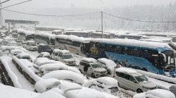 Himachal travel alert: Heavy snowfall shuts over 600 roads; tourists spend night in cars near Manali