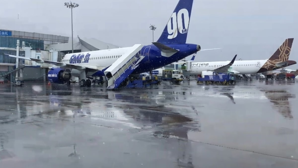 Kashmir snowfall disrupts air travel: 50 flights cancelled at Srinagar Airport, hundreds stranded 